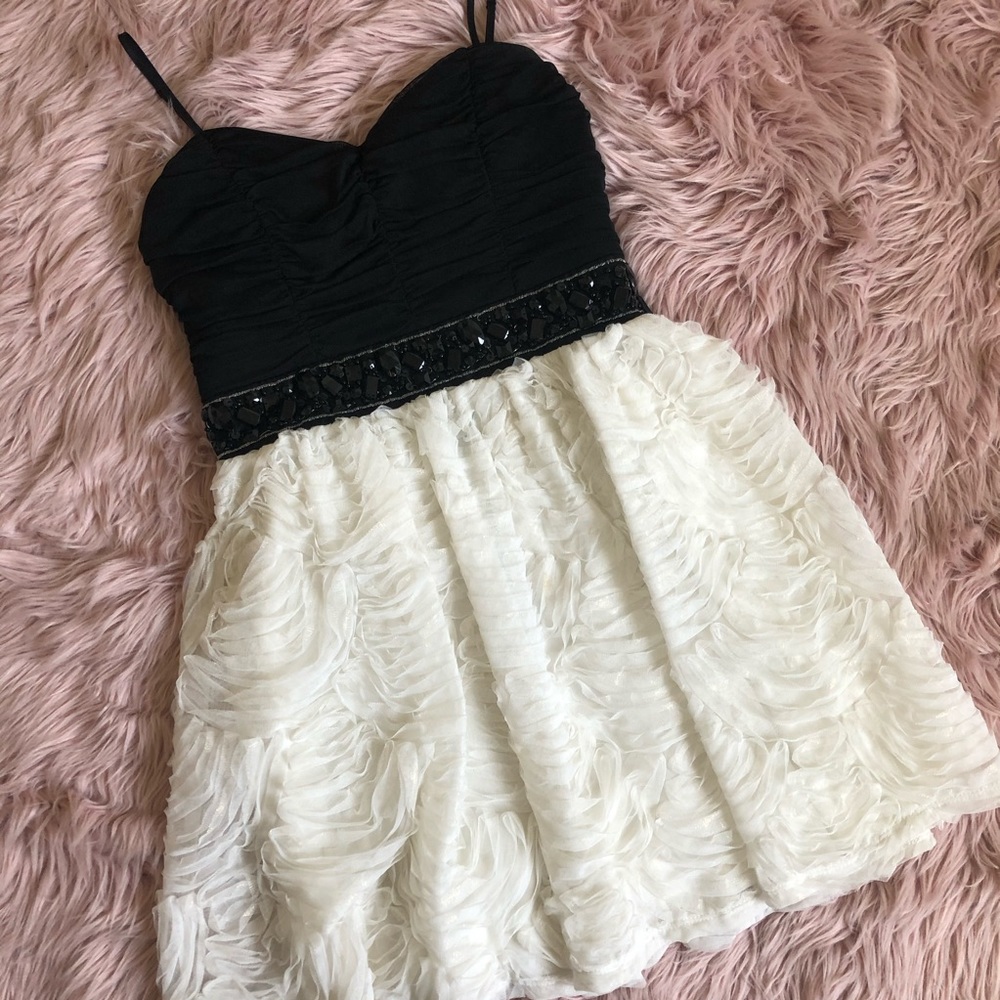 🎉 HP 🎉 NWOT Black and White Colorblock Dress